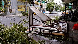 許多商家的招牌被蘇迪勒颱風吹落。