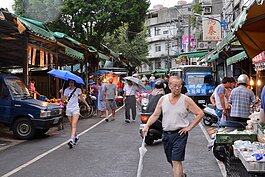 在蘇迪勒風勢稍弱後，許多民眾出門補給。