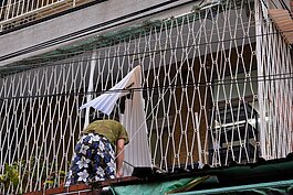 在蘇迪勒摧殘過後，許多住家外圍有許多搖搖欲墜的物體，民眾忙於修繕自家家園所受的損害，並避免物體掉落。