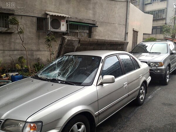 民眾居家圍牆倒塌後壓到旁邊車輛。（好房網News記者 陳韋帆／攝影）