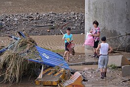 蘇迪勒造成新店溪暴漲，但有民眾在河水稍退後，不顧安全到河邊捕魚。