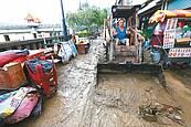 三峽祖師廟泡水　家電報銷堆路旁