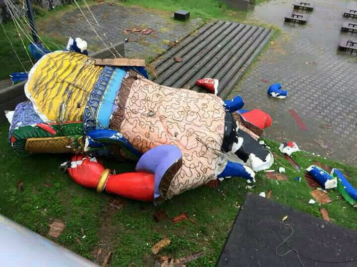 這座千里眼神像是北港朝天宮以高密度保麗龍打造,連同基座有七層樓高,成為北港的地標,沒想到卻不敵蘇迪勒的狂風,整座神像從架上摔落,頓時粉身碎骨。(網友提供)