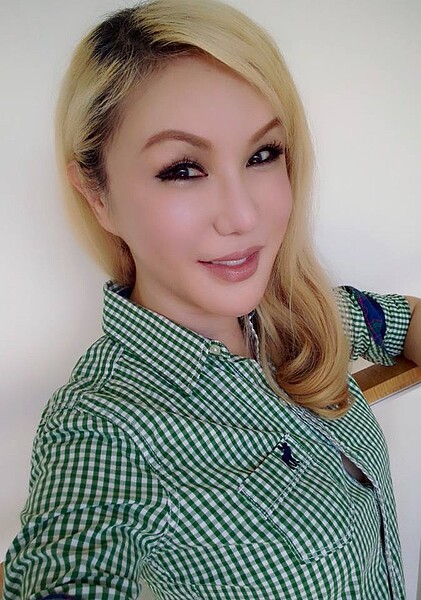 利菁表示,清掃陽台過程中因風勢過大,手指差點被門縫夾受傷。(翻攝自利菁Facebook粉絲頁)