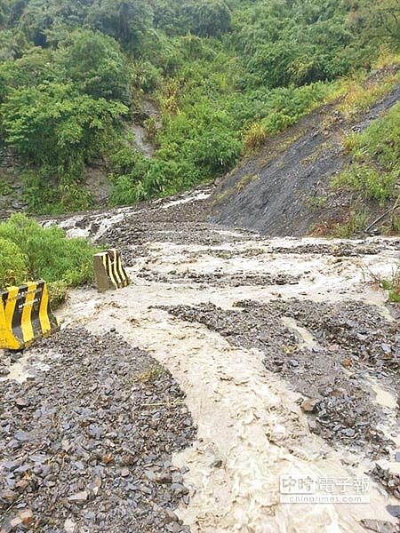 
南投縣仁愛鄉都達村和合作村對外交通，因大量的土石滑落，進出主要交通受阻。（楊樹煌攝）
 