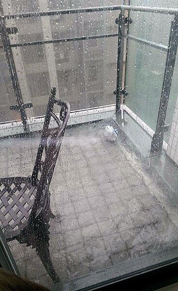 網友分享一處投資客過多的社區，因沒有做足防颱準備，導致整個社區淹大水。（好房網News記者賈蓉／攝影）