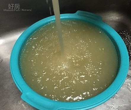 水龍頭流出混濁的水,民眾有水也不敢用。(網友楊小姐提供)