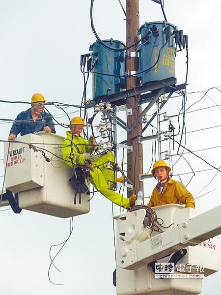 造成彰化全縣65萬戶大停電的蘇迪勒颱風9日上午離開,台電雖全力搶修受創嚴重的輸電設備系統(見圖,洪璧珍攝),奈何強風摧毀了多達210處線路,至深夜10時為止,全縣尚有部分難度較高搶修工程無法恢復供電;不少民眾連續2晚摸黑過夜,叫苦連天,也罵翻了。