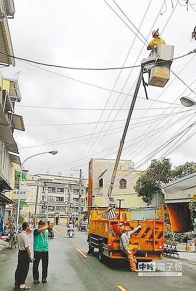 
蘇迪勒颱風強風造成多處停電，台電搶修人員馬不停蹄搶修復電。（郭韋綺攝）
 