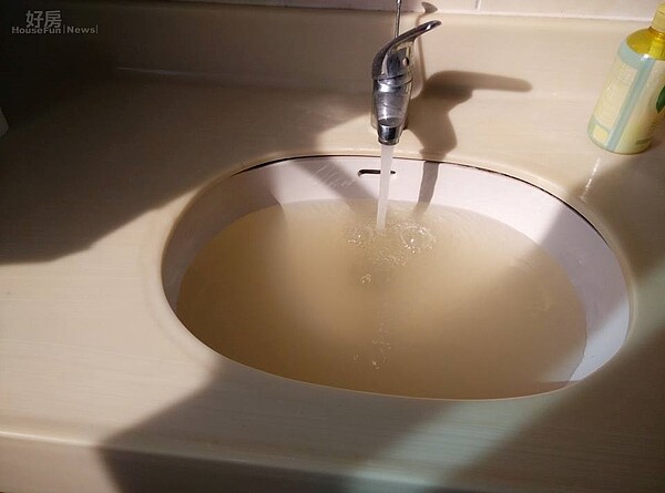 自來水至10日早上仍舊是濁的,但自來水公司還大膽說沒問題了!(網友Jerry Liang提供)