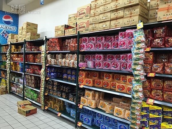 颱風期間,大賣場泡麵區貨源充足 (好房網NEWS記者林美欣攝影)