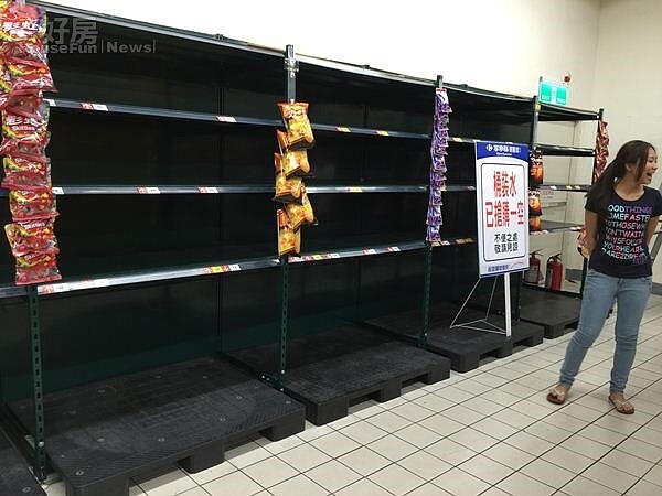 水髒不能用,大賣場水搶光 (好房網NEWS記者林美欣攝影)
