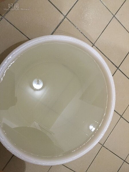 蘇迪勒颱風過後,自來水混濁(好房網NEWS記者林美欣攝影)