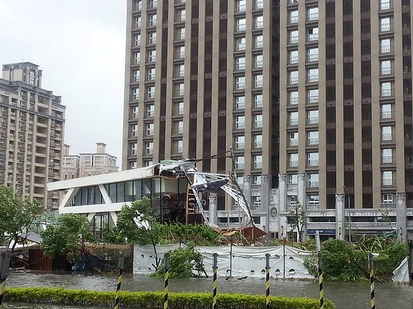 洲子洋重劃區接待中心被吹毀。(網友陳崴盛提供)