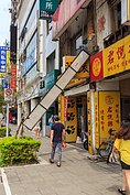颱風雖然過去，但是走在信義路上隨處可見傾倒掉落的招牌。