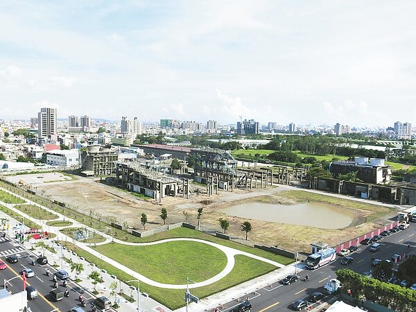 中石化位於前鎮氣爆區的舊空地,近8千平方公尺改建綠地,未來3年也由中石化認養維護。 記者歐陽良盈/攝影