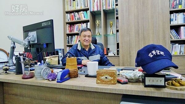 1.李崗在辦公室桌上擺了許多紀念品,一頂藍色的空軍官帽是他最喜歡的。