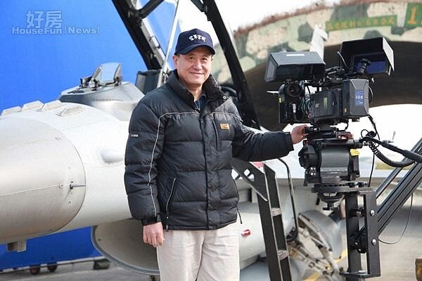 3.成為飛官是李崗童年的夢想。