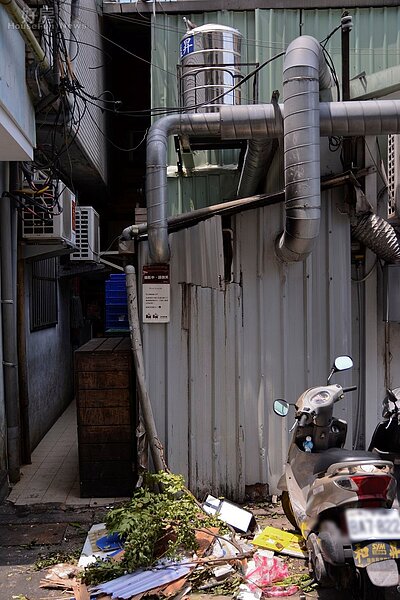 許多餐廳的廚房會利用防火巷外推,但其實已經構成違建。(好房網News記者 陳韋帆/攝影)