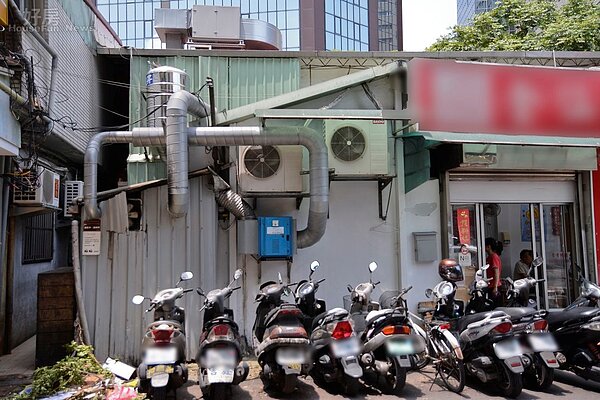 許多餐廳的廚房會利用防火巷外推,但其實已經構成違建。(好房網News記者 陳韋帆/攝影)