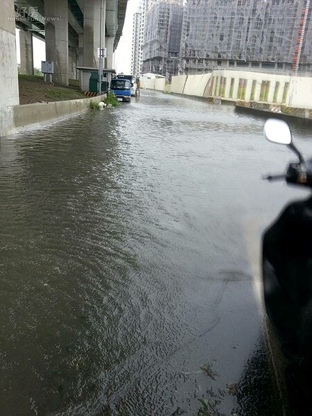 洲子洋多處建案泡在水中。（網友陳崴盛提供）