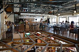 類似蜘蛛網交織的防護網將三樓閣樓改裝成獨立樓層，但仍可看見二樓的文創商品