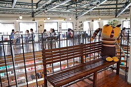 有客人打趣地說來這裡一定要跟這隻娃娃合照