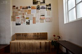 三樓是餐廳區，剛上來就看到充滿復古風味的長凳與竹椅