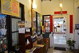 二樓梯廊貼滿了各式各樣的文宣