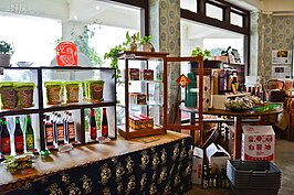 過去雜貨店看的到的擺設也一一重現在店內