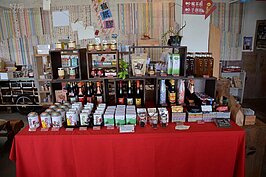 架上陳列著許多過去式或者是說復古風的瓶裝醬油、果醬等等