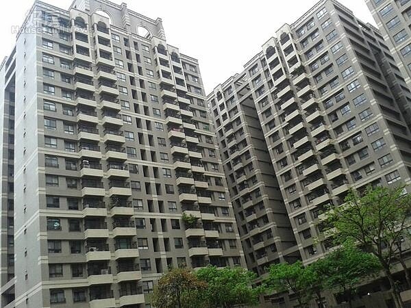 6 「家天下」旁沒有購物中心,需仰賴「未來市」樓下的大型賣場。