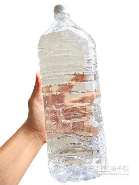 蘇迪勒颱風讓大台北自來水變黃泥水,自來水處減免3天的水費,最低補償19元,被批連一瓶礦泉水都買不起。(本報資料照片)