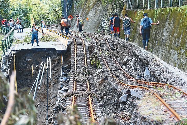 蘇迪勒颱風重創烏來地區,台車軌道下方土石遭沖刷,下方已全被掏空。 記者王騰毅/攝影