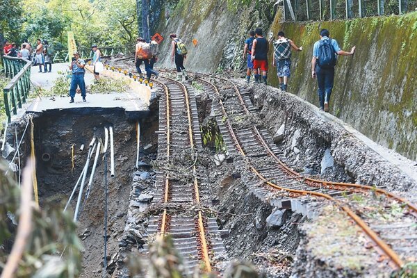 蘇迪勒颱風重創烏來地區，台車軌道下方土石遭沖刷，下方已全被掏空。 記者王騰毅／攝影
