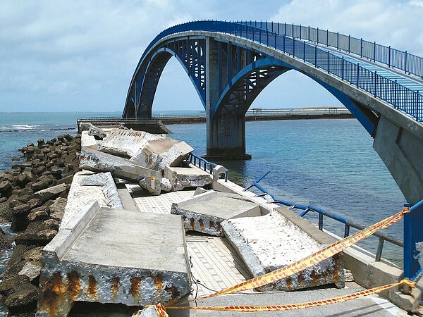馬公市觀音亭西瀛虹橋東側橋墩防波堤倒塌,縣府緊急拉起封鎖線。 記者許玉娟/攝影