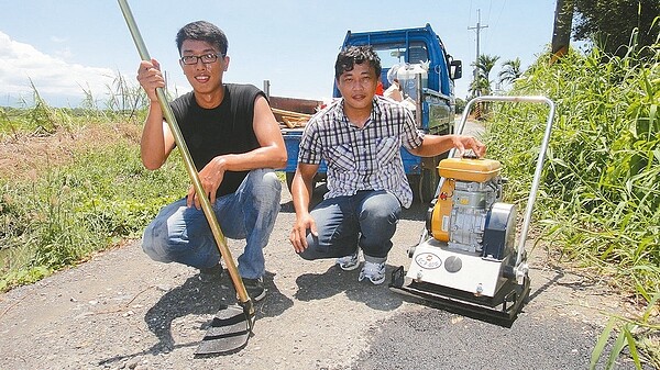 李承恩(左)和陳建全(右)兩人組成崁頂鄉公所「道路修護機動小組」，主要工作為修補鄉內的道路坑洞。 記者蔣繼平／攝影