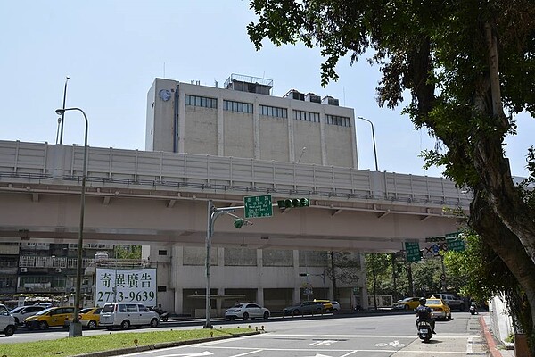 基隆路與敦化南路口建案廣告帆布已被撤光。（好房News記者 陳韋帆／攝影）