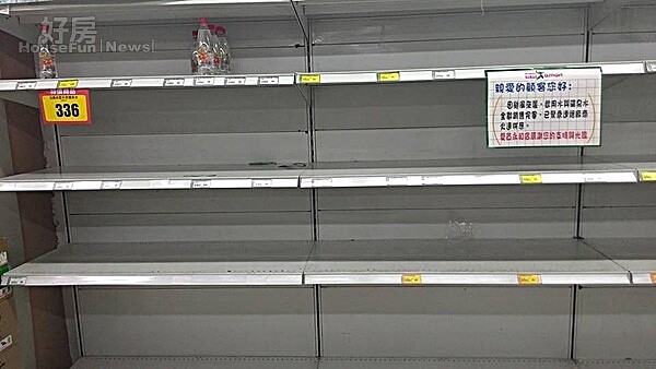 颱風過後,水濁,大賣場的飲用水被一掃而空。(梁正)