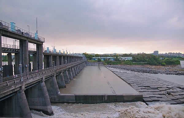 鳶山堰11日深夜22時起進行6小時的排砂作業，水濁度已由破萬度大幅降至600度。
 記者連珮宇／攝影