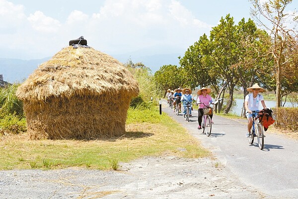 珍珠社區的居民將稻草製成30個大草垺,放置在社區各角落,讓民眾尋寶。 記者鍾知君/攝影
