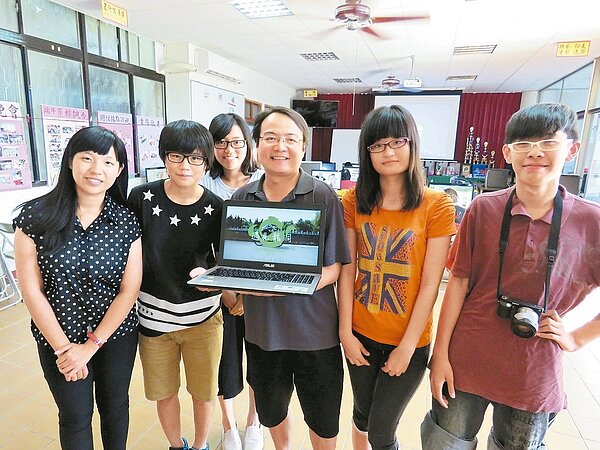 西湖鄉龍洞社區青年傅兆銘（右三）帶領大學生一起拍攝、剪接，費時近1個月才完成「遇見龍洞」微電影。 記者黃茹婷／攝影