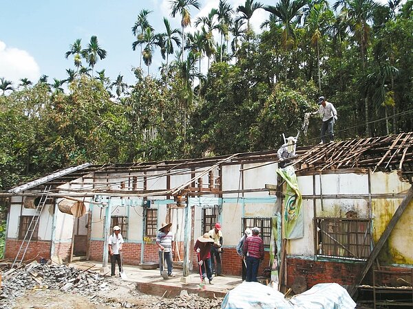 年近70歲的嘉義縣山區吳姓獨居老人，居住的木造平房屋頂嚴重破損，隨時有塌陷之虞。中華聖母基金會昨天雇工協助整修，他開心說「終於有安心的家」。基金會同時也為他配戴有按鈕的緊急手環，遇有緊急狀況可按鈕，基金會將立即收到訊息，立即救援。 圖／謝恩得