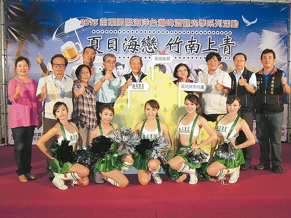 縣府將在竹南鎮龍鳳漁港舉辦海洋觀光季活動，縣長徐耀昌等人昨天為活動宣傳，歡迎踴躍參加。 記者胡蓬生／攝影