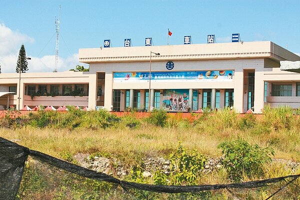 火車站前工地缺乏管理,任其長滿雜草,民眾認為影響遊客對台東的觀光形象。 記者潘俊偉/攝影