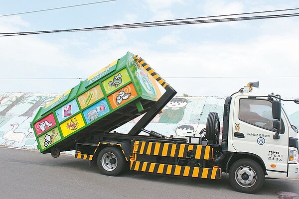鹿港鎮公所去年將古蹟文武廟與桂花巷藝術村彩繪在清潔車上，行銷鹿港，今年再將2座具有分類功用的垃圾子車，彩繪換裝，打破一般垃圾子車髒髒的形象，創意十足。 圖，郭宣?攝