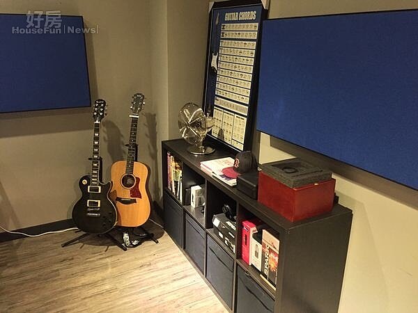 7.錄音間一角可見到擺著大隸平常練習與寫歌常用的兩把吉它,分別為一Taylor與Epiphone。