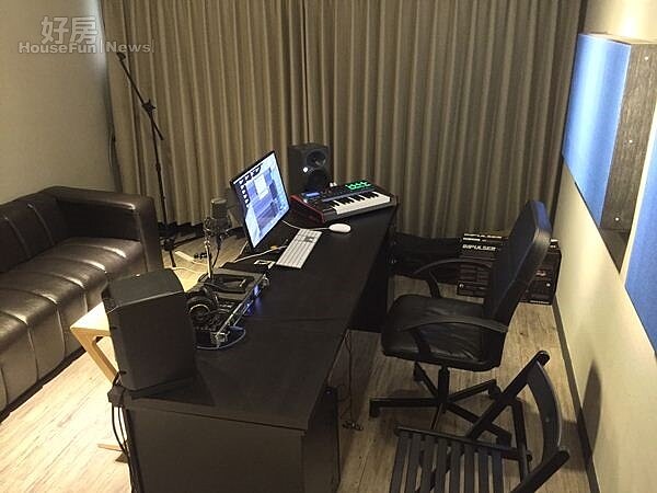 6.大隸特地在錄音間牆上掛上活動式吸音板,在錄音時能減少聲音反射、錄製出較好的音質。