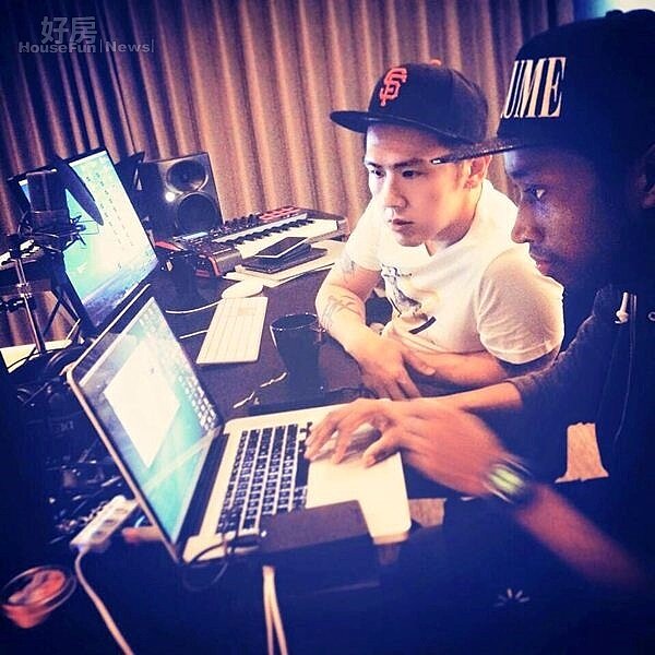 2.這次新專輯大隸本人包辦全部詞曲創作,有大半作品都是在他目前進駐不到一年的製作公司完成的。