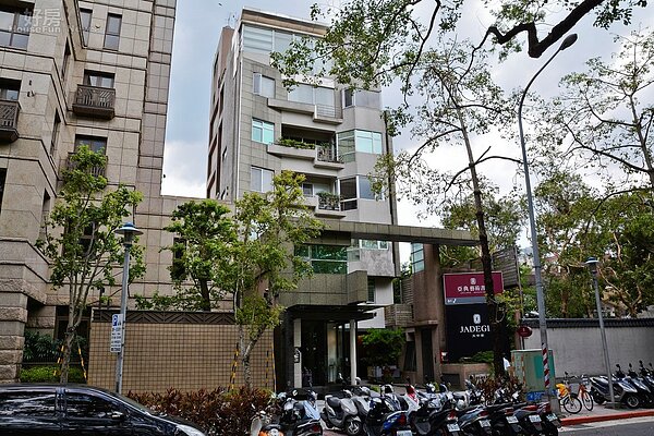 由於王世均經營久大國際文具公司不善,導致王世均夫婦位於北市仁愛路三段的「禾康世家」樓中樓豪宅遭法拍。(好房網News記者 陳韋帆/攝影)